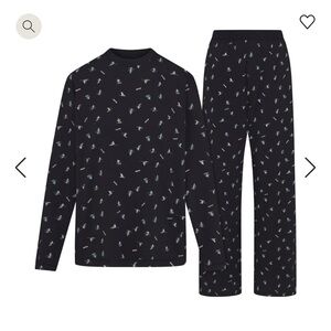 SKIMS BOYFRIEND LONG SLEEVE T-SHIRT AND LOOSE PANT SET
WASHED ONYX SKI PRINT